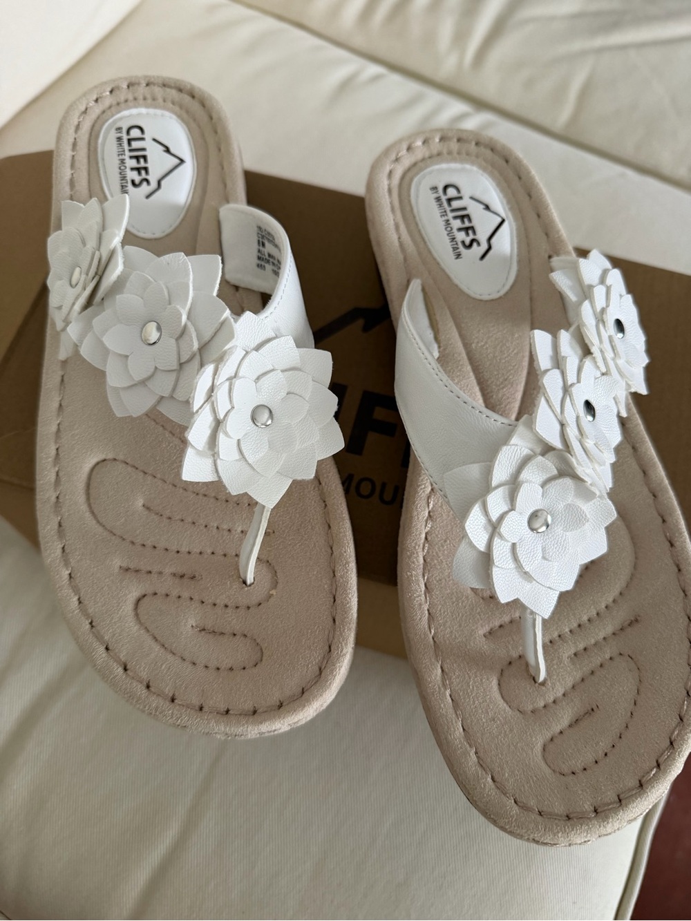 Cliffs by WHITE MOUNTAIN White Floral Thong Sandals